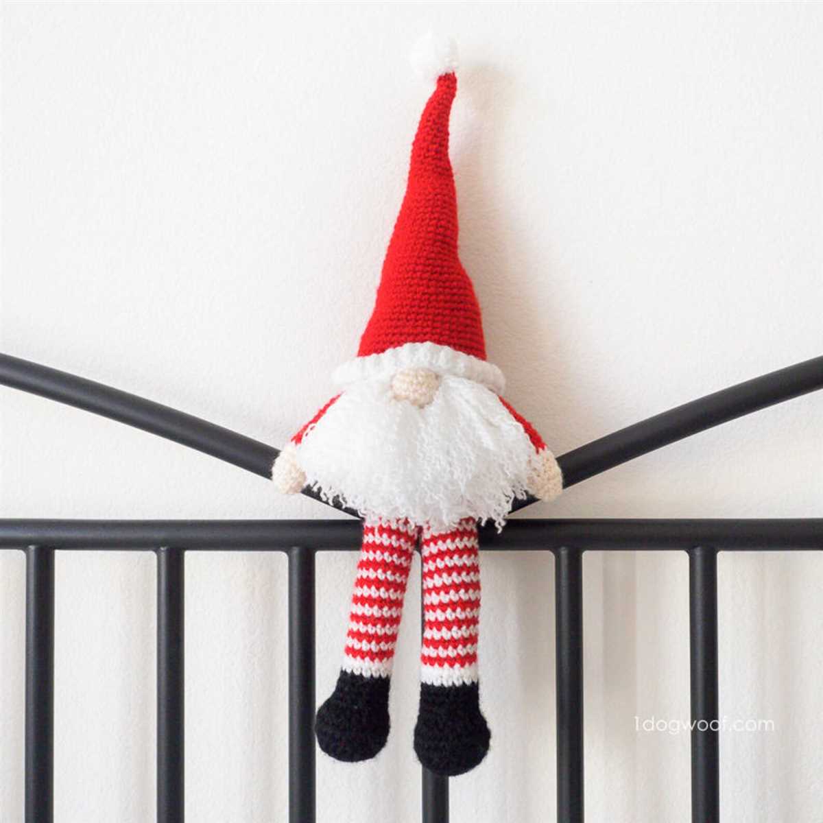 Knitted santa gnomes pattern