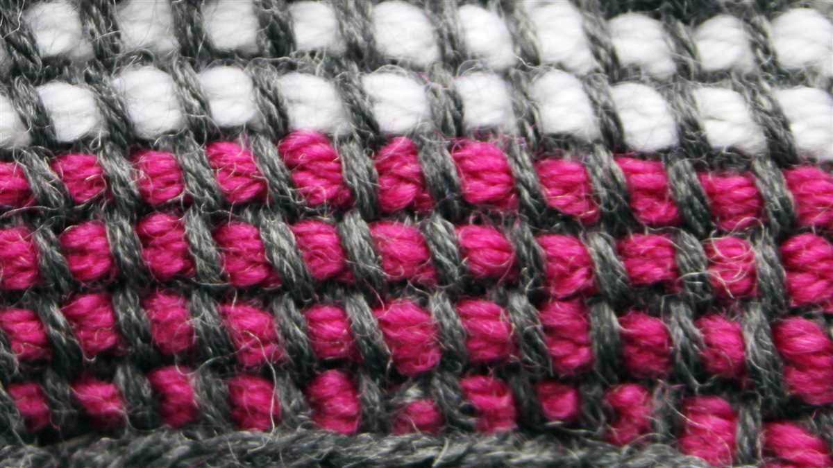 Houndstooth knitting pattern in the round