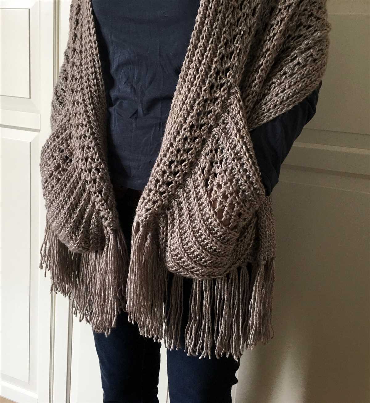 Knitted shawl with pockets pattern