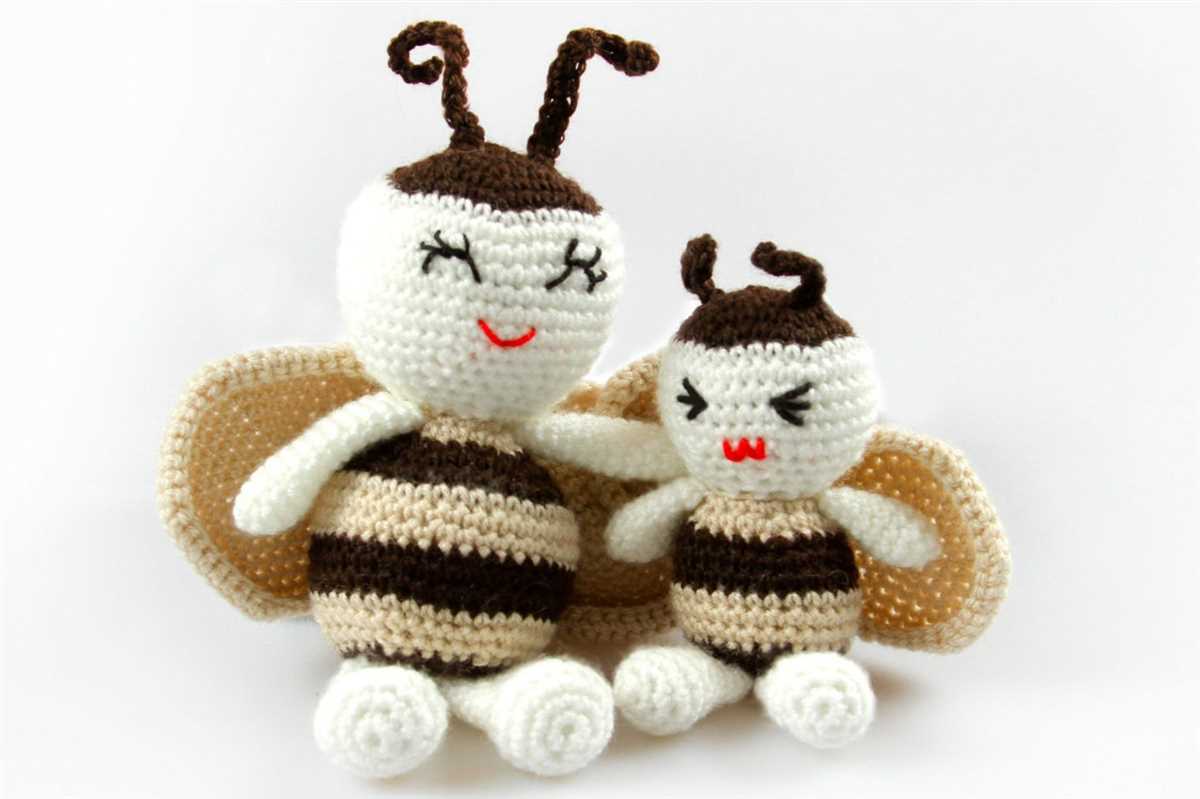 Knitted bee plush pattern