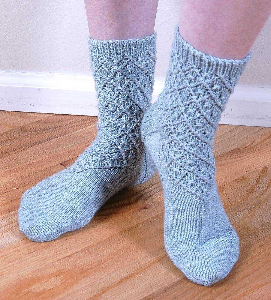 Lace socks knitting pattern