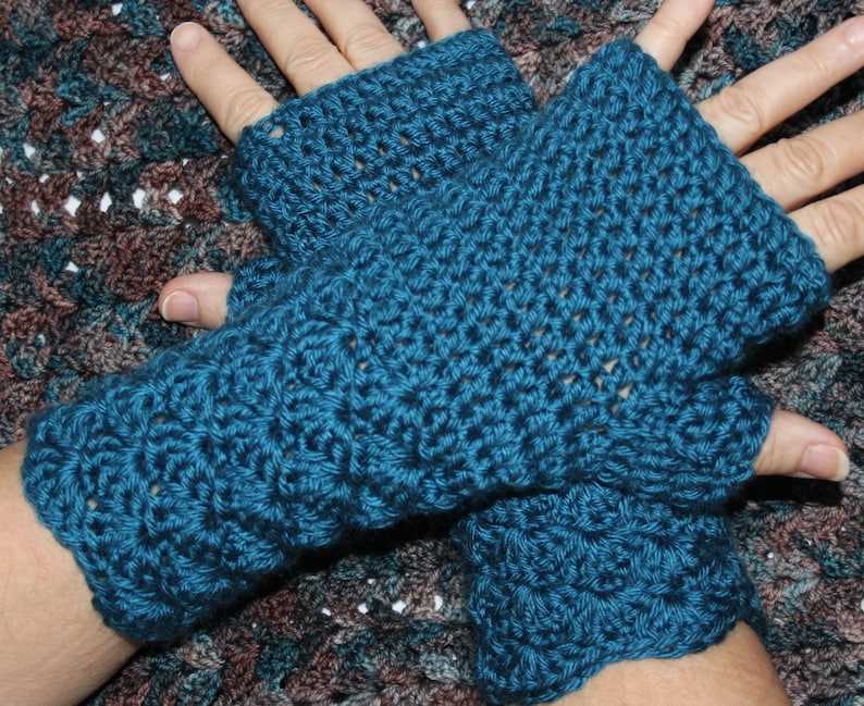 Knitting pattern for wrist warmers with thumb