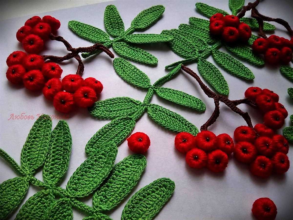 Knitting pattern for holly leaves and berries