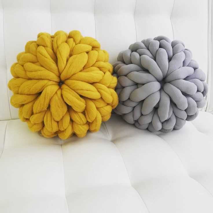 Chunky knit round pillow pattern