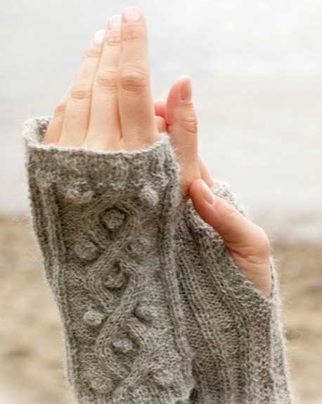 Alpaca fingerless gloves knitting pattern