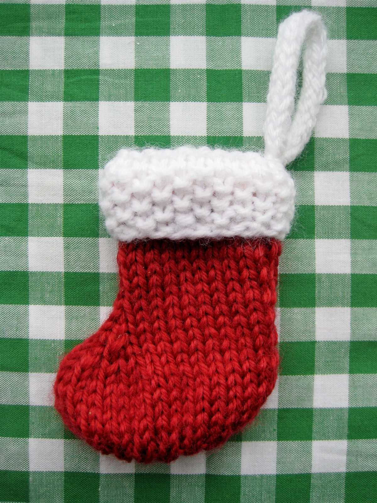 Mini xmas stocking knitting pattern