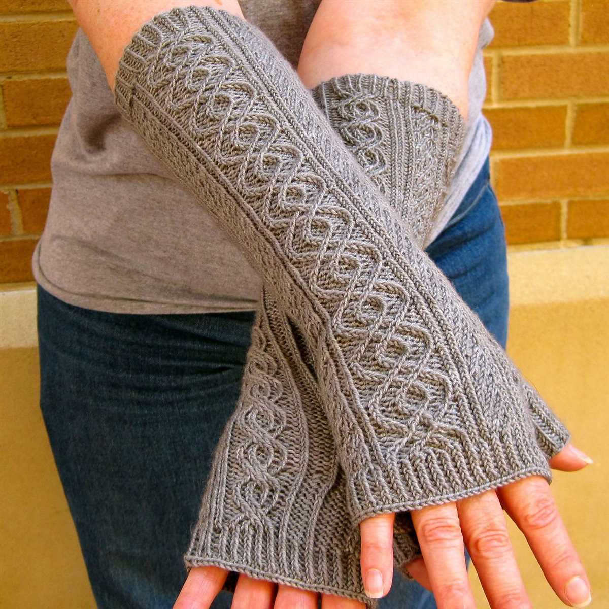 Aran fingerless gloves free knitting pattern