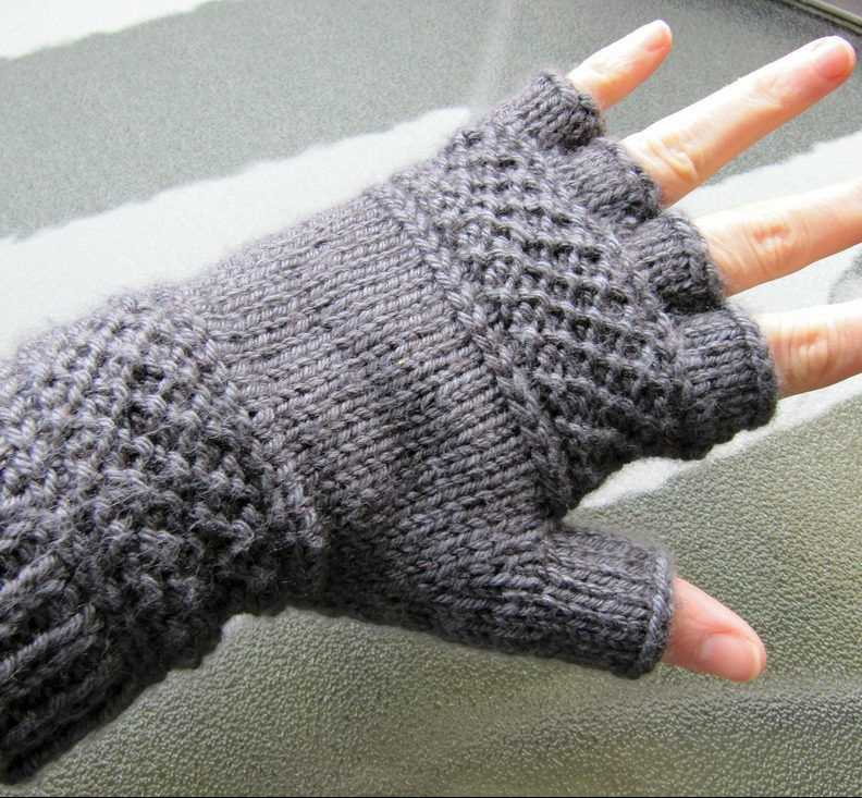 Aran fingerless gloves free knitting pattern