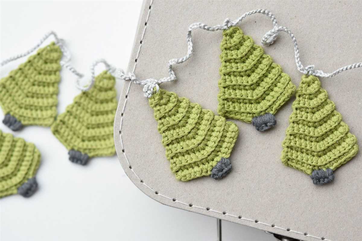 Christmas tree garland knitting pattern