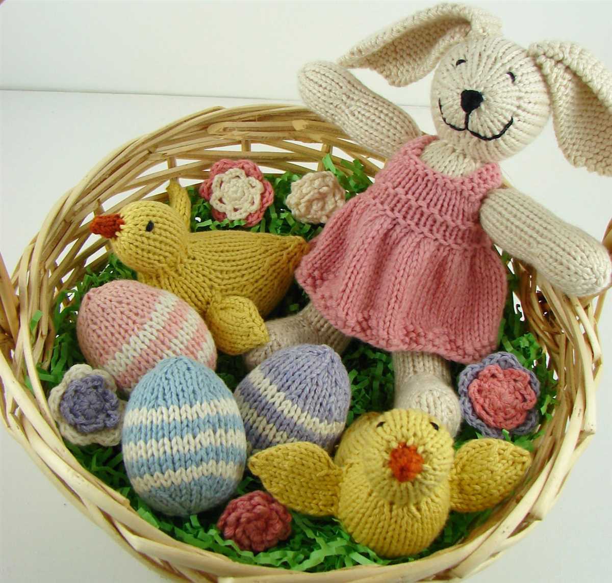 Easter bunny creme egg knitting pattern