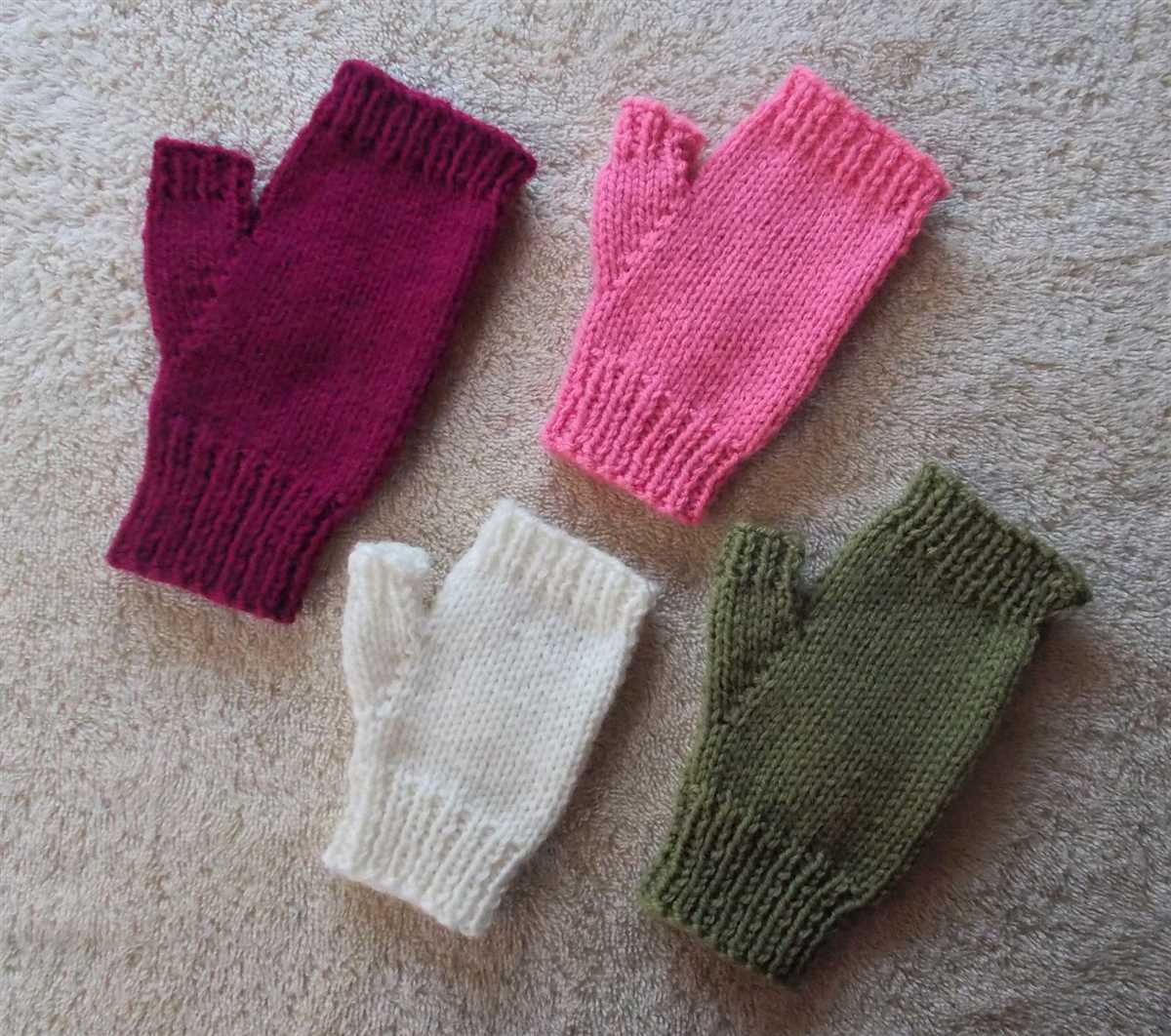 Free knitting pattern for fingerless gloves with thumb