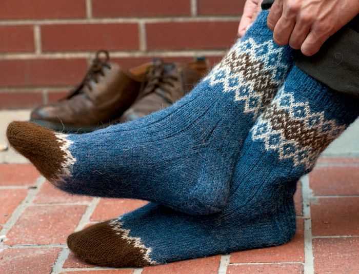 Free knitting pattern for mens slipper socks