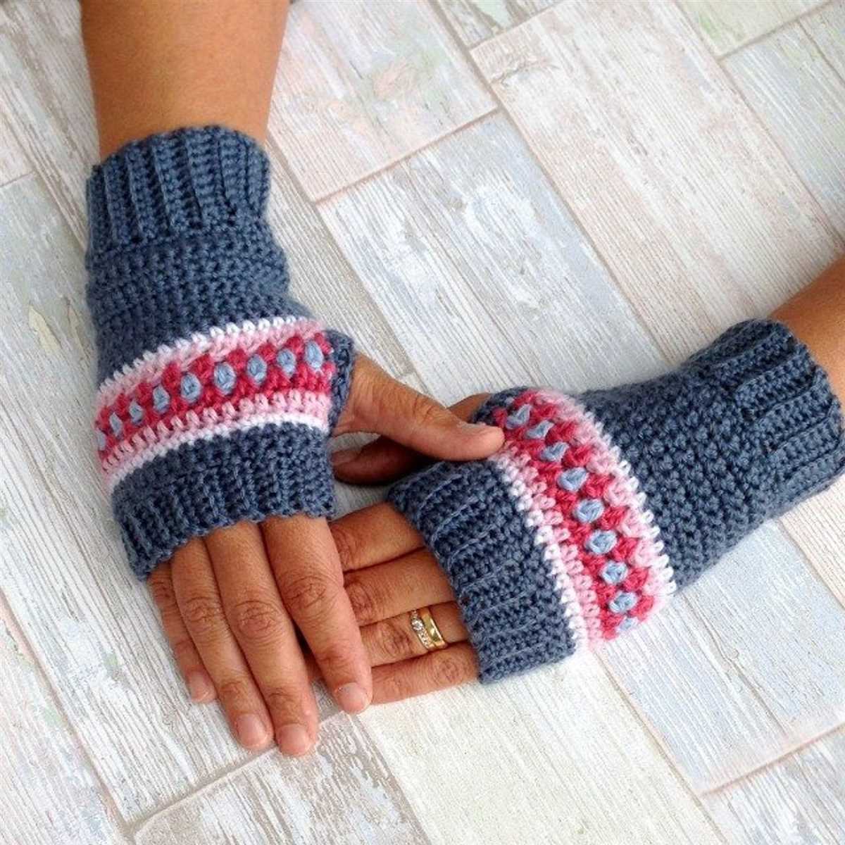 Free knitting pattern for wrist warmers uk