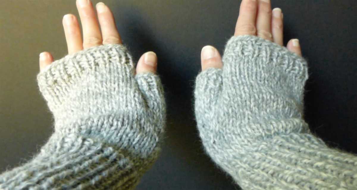 Free knitting pattern for fingerless gloves with thumb