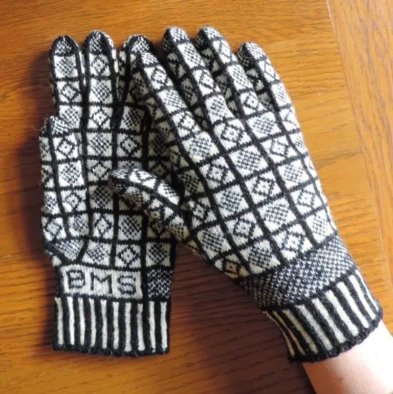 Gauntlet pattern knit