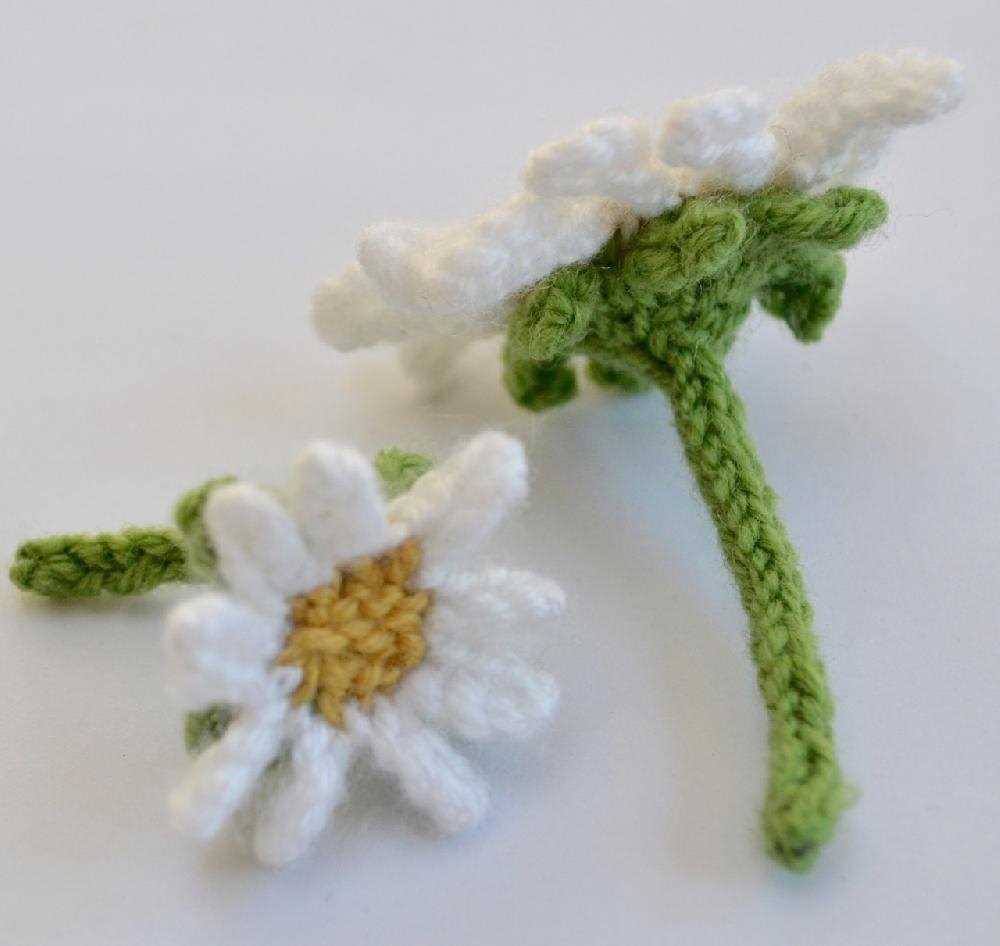 Knit daisy flower pattern