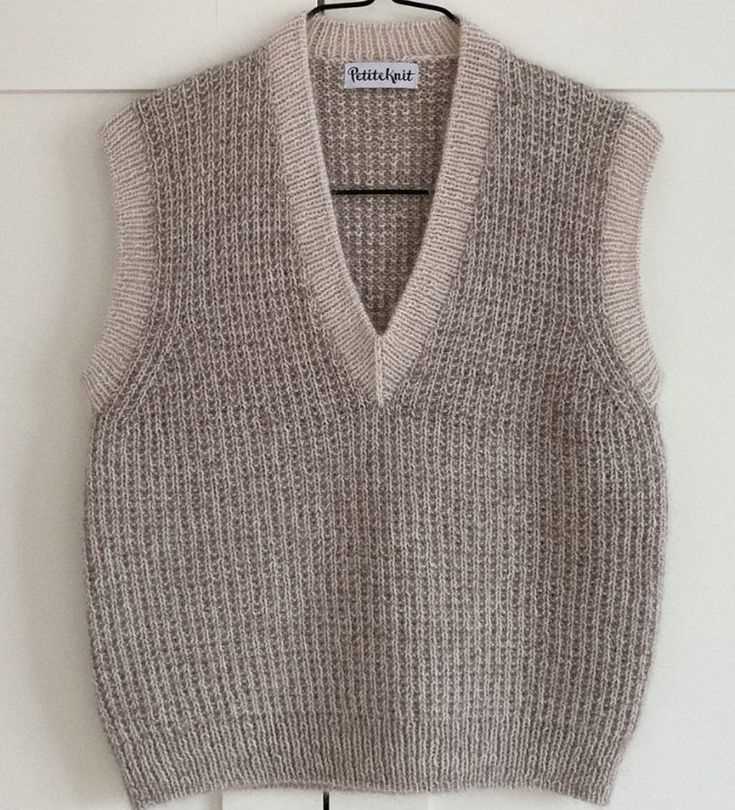 Knit patterns for vests in one piece