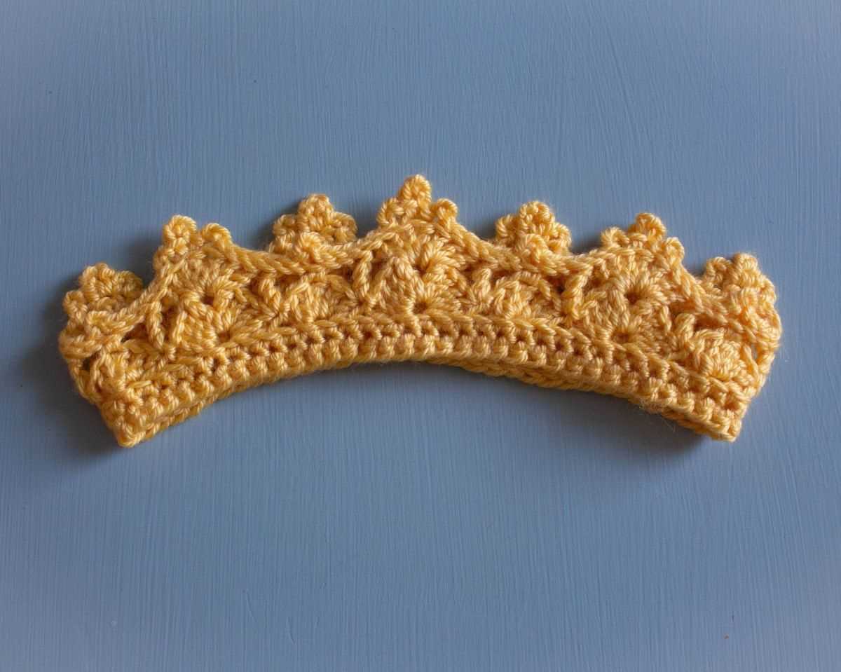 Knit tiara pattern