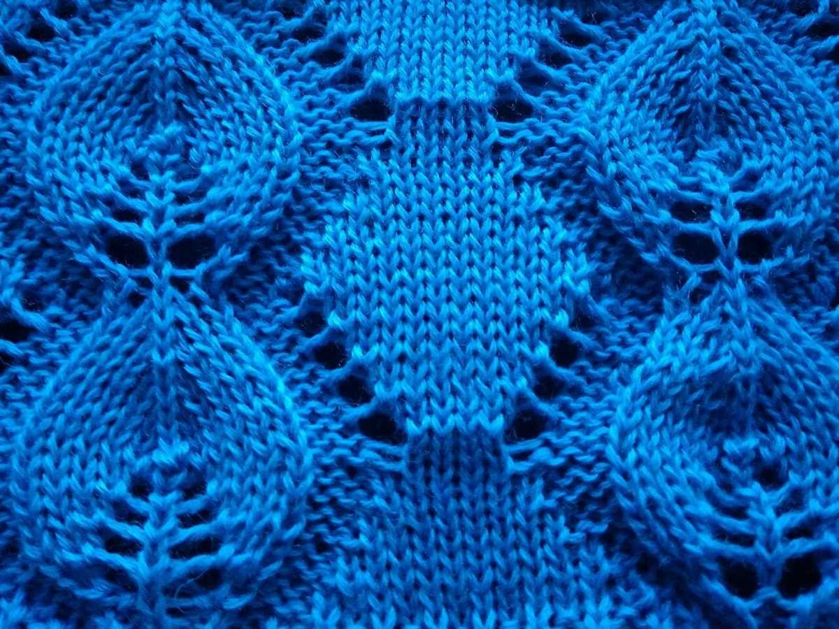 Knit leaf pattern