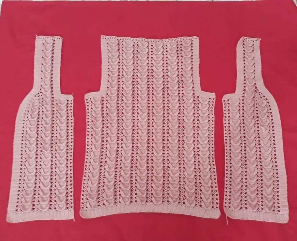 Knit patterns for vests in one piece