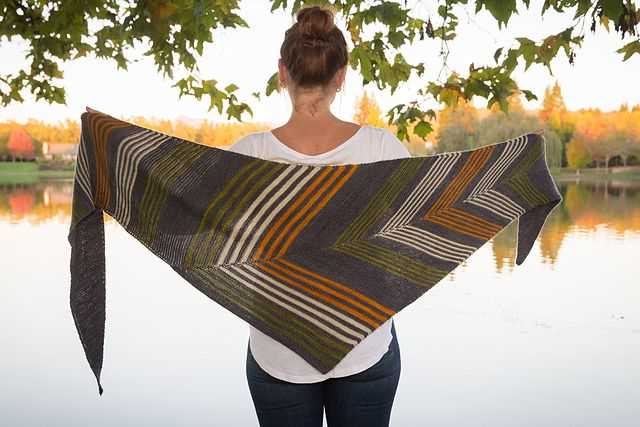 Knit shawl with pockets pattern