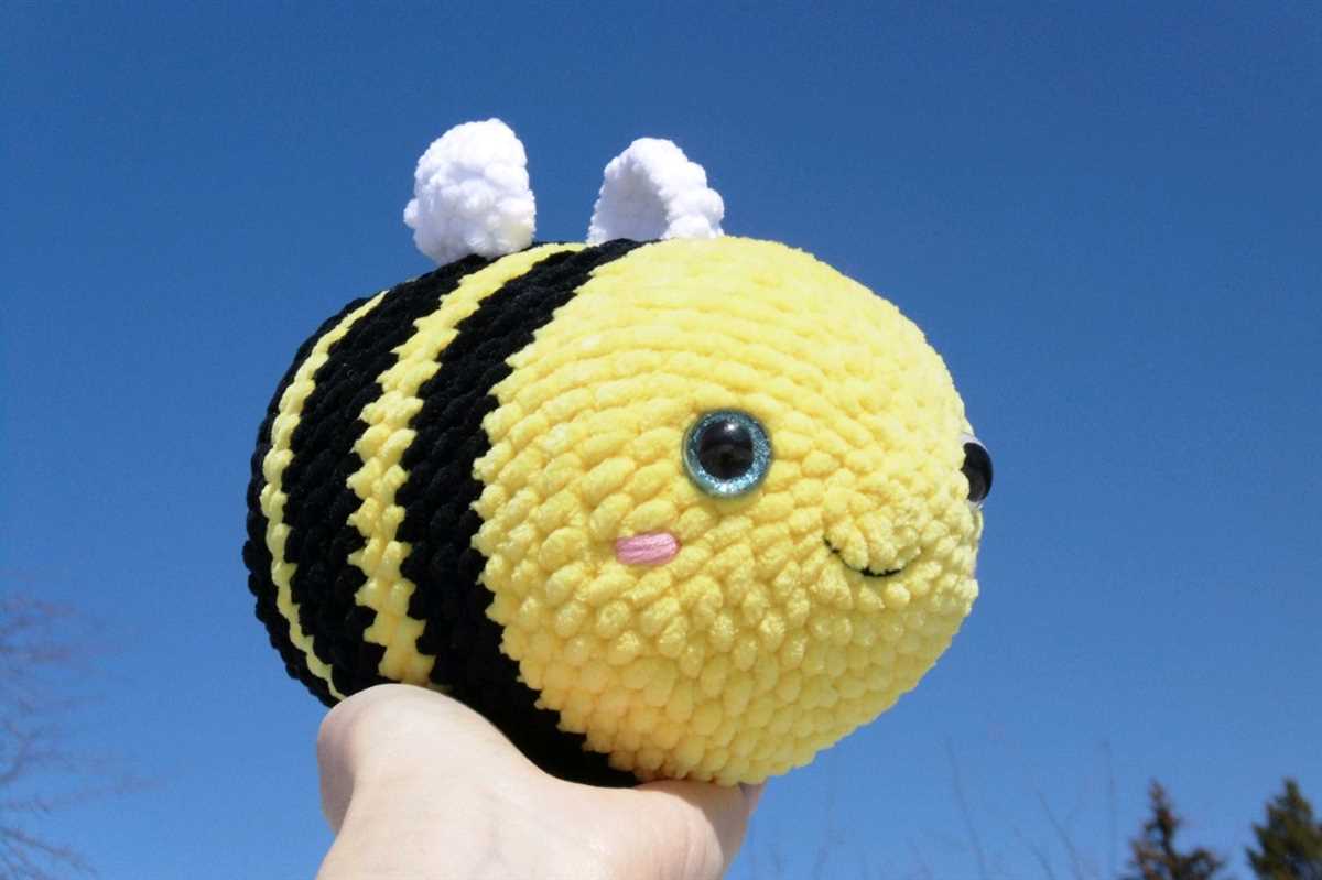 Knitted bee plush pattern