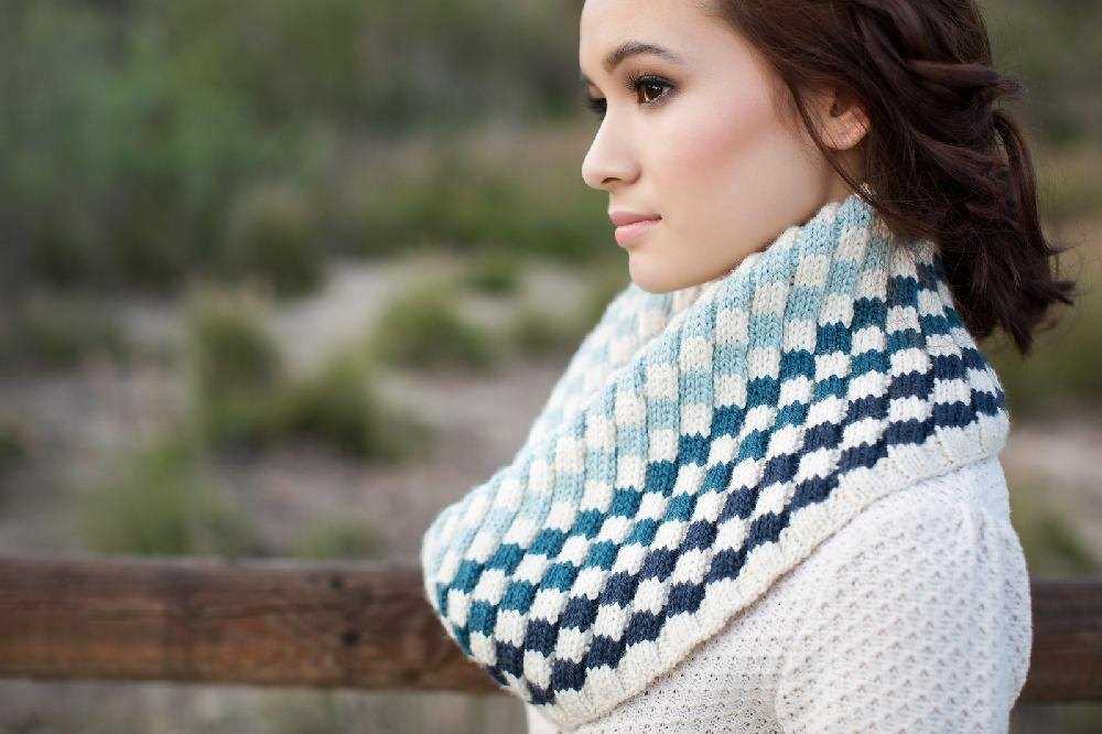 Knitted cowl scarf pattern