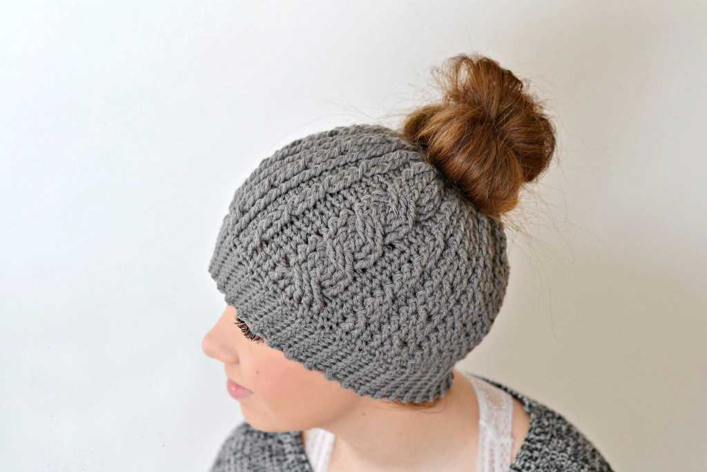 Knitted messy bun hat free pattern