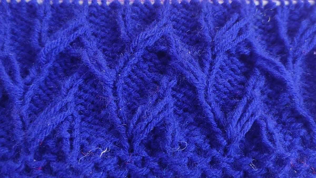 Knitted shawl with pockets pattern