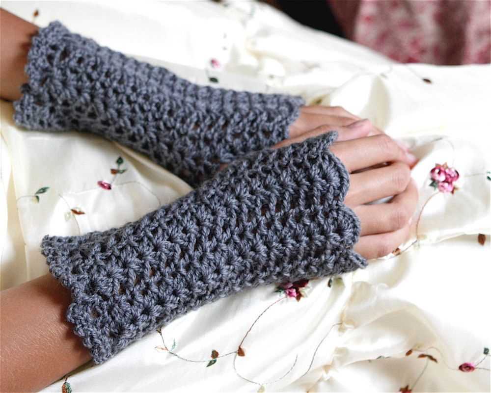 Knitting pattern for wrist warmers with thumb