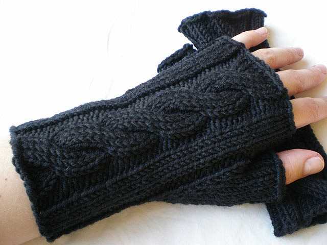 Knitting pattern for fingerless gloves with thumb