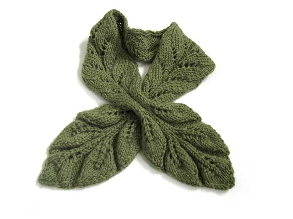 Knitting pattern for holly leaves and berries