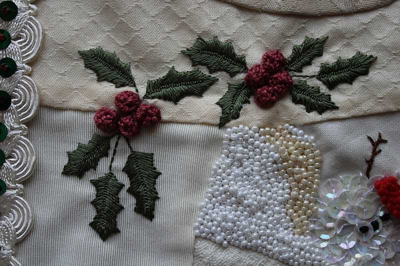 Knitting pattern for holly leaves and berries