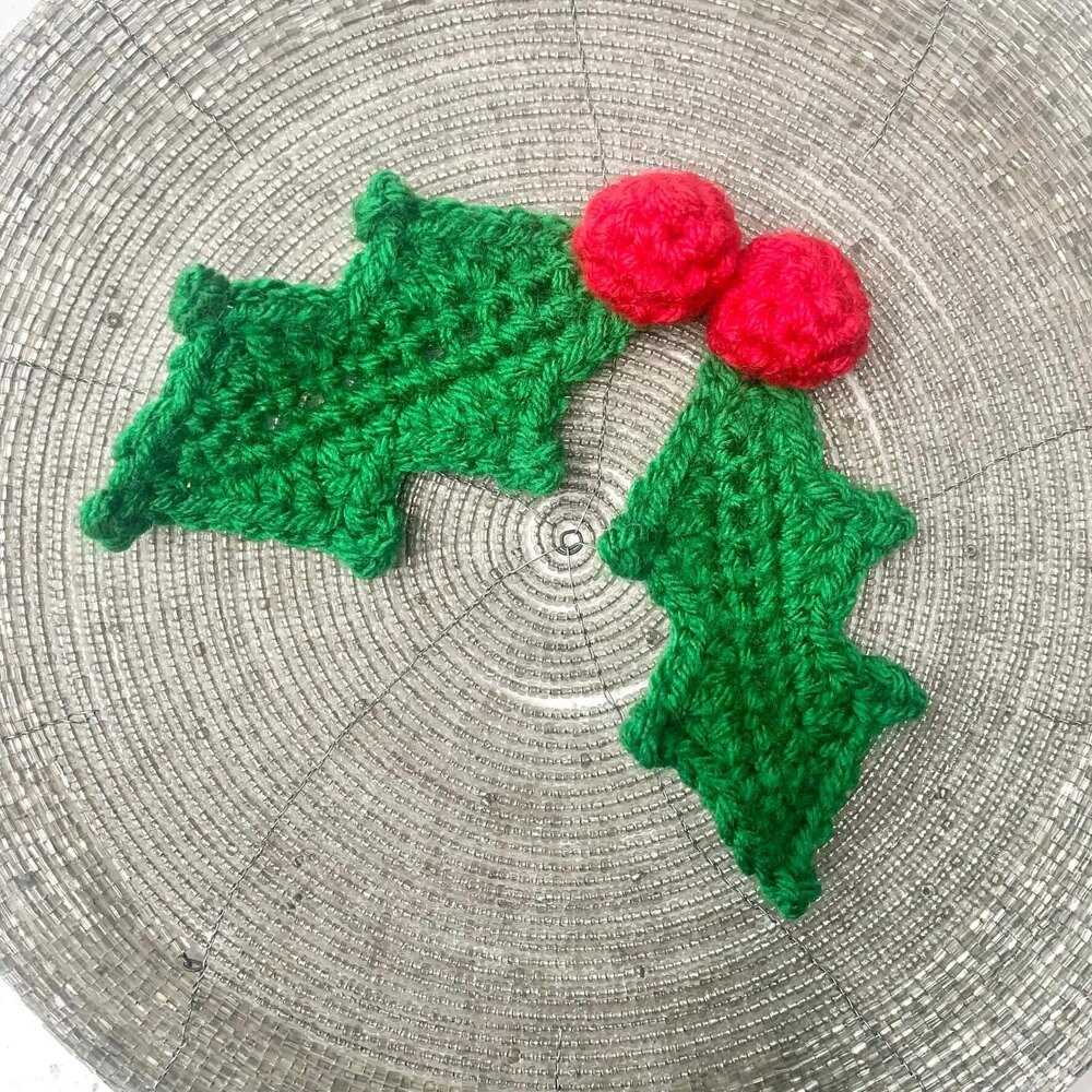 Knitting pattern for holly leaves and berries