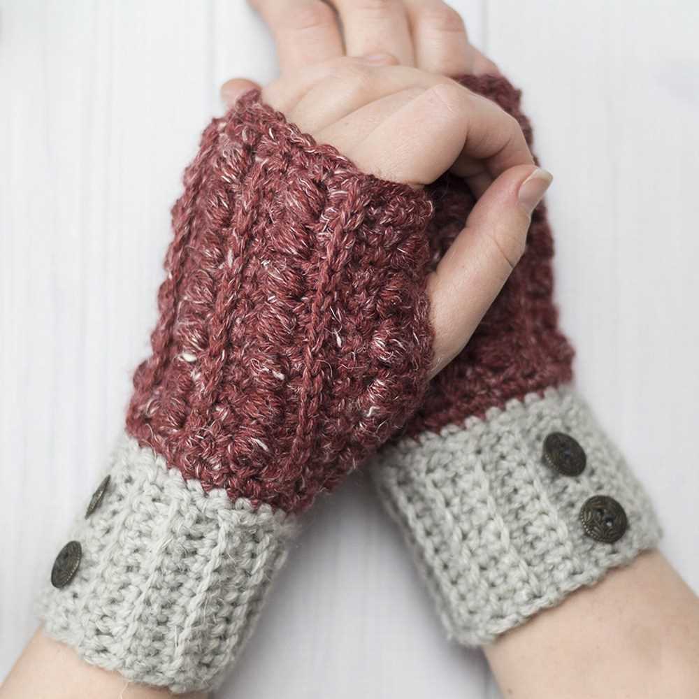 Knitting pattern for wrist warmers with thumb