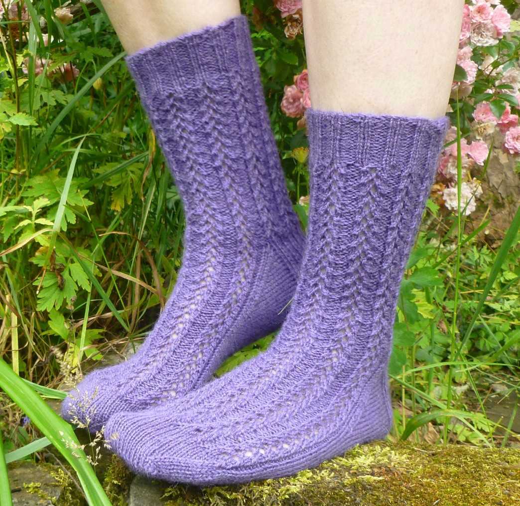 Lace socks knitting pattern