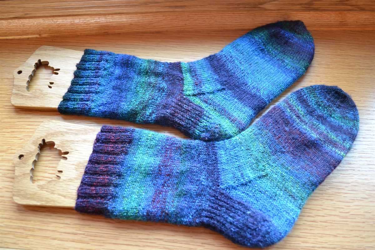 Ladies thumb socks knitting pattern