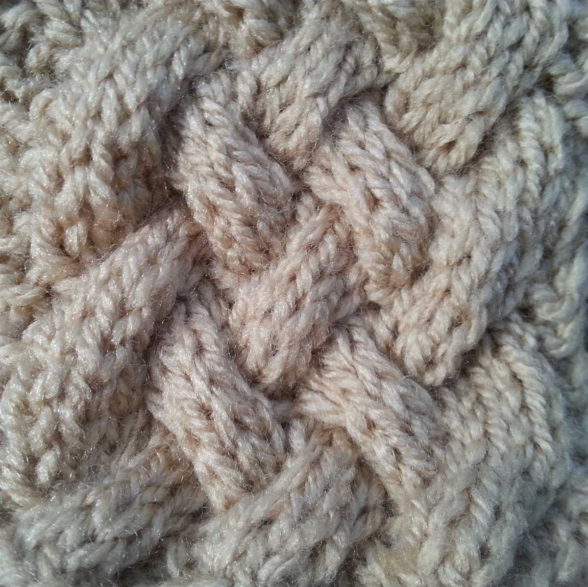 Small cable knit pattern