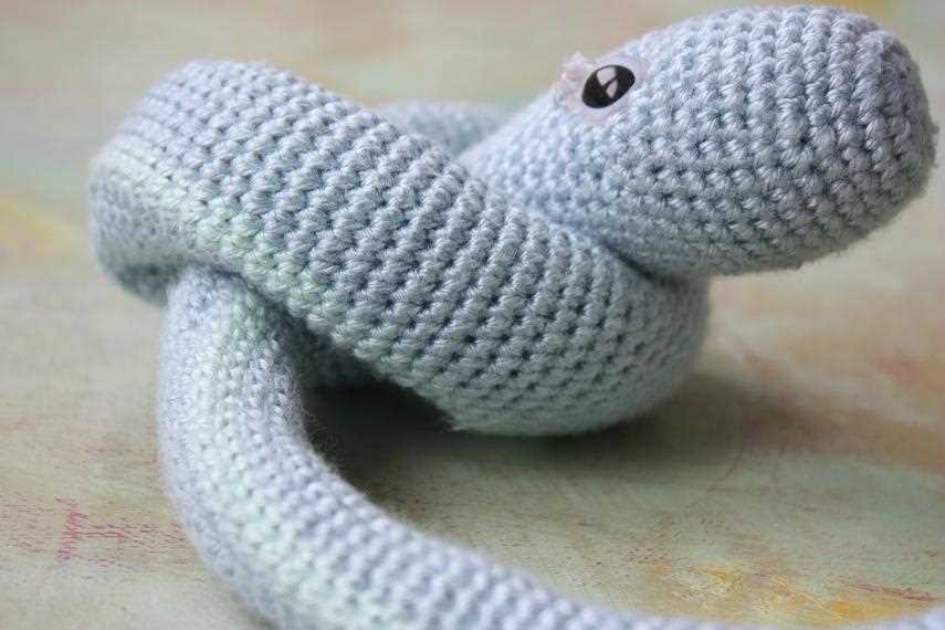 Small knitted snake pattern free