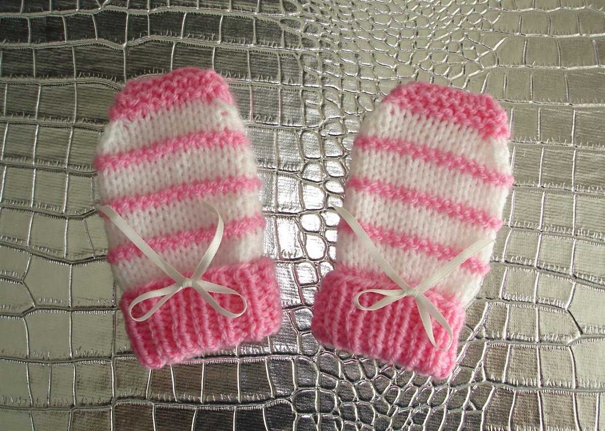 Two needle mittens free knitting pattern