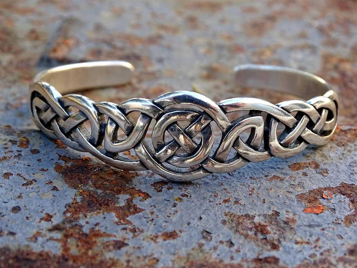 Viking knit bracelet pattern