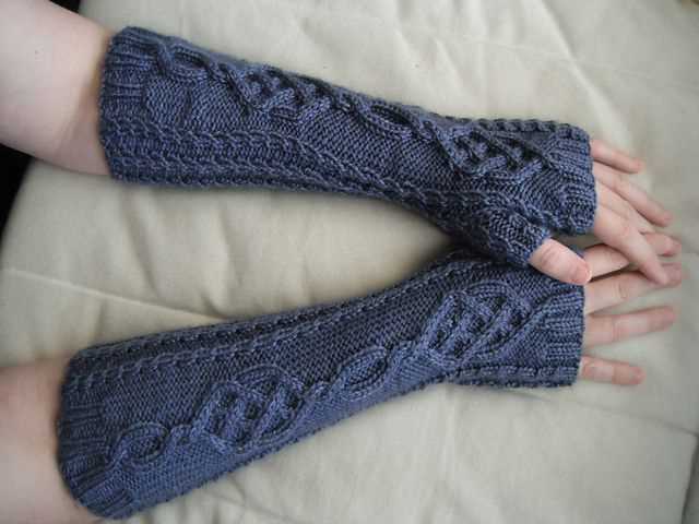 Aran fingerless gloves free knitting pattern