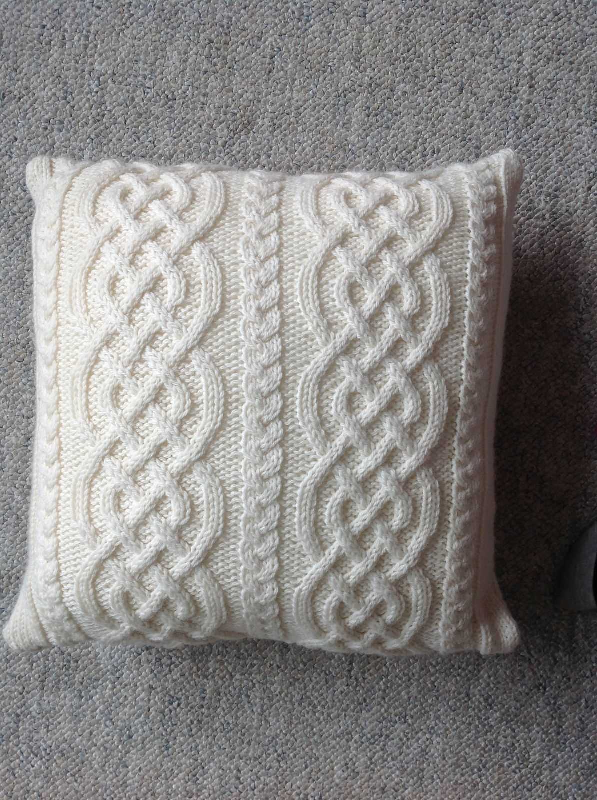 Aran cushion cover knitting pattern