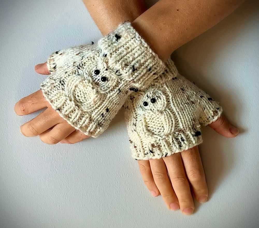 Aran fingerless gloves free knitting pattern