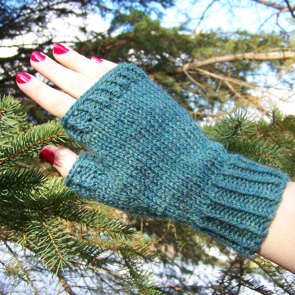 Knitting pattern for wrist warmers with thumb