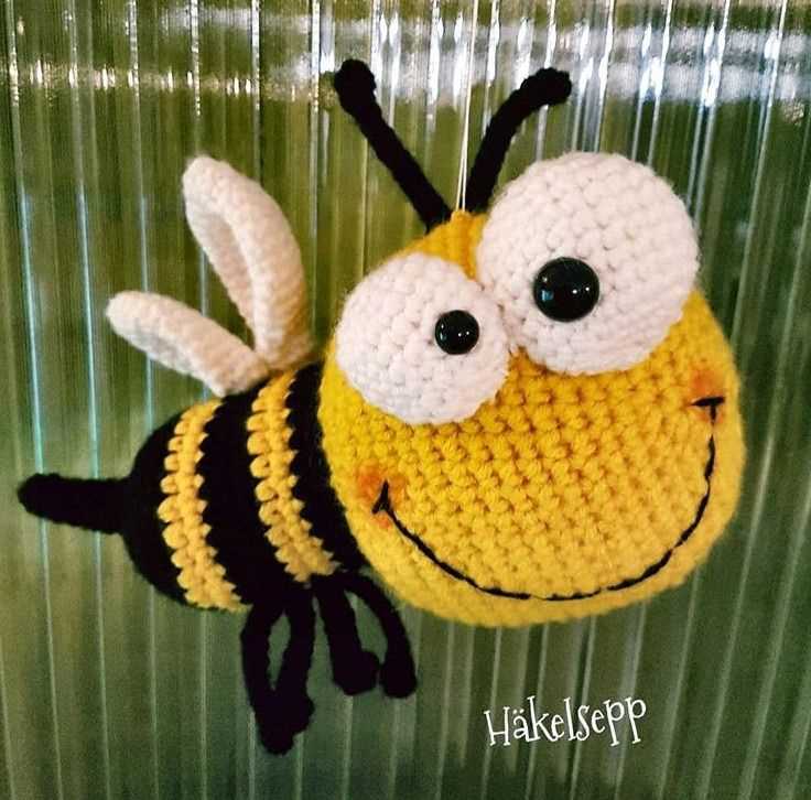 Knitted bee pattern