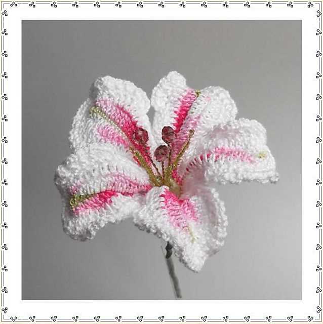 Knitted lily pattern