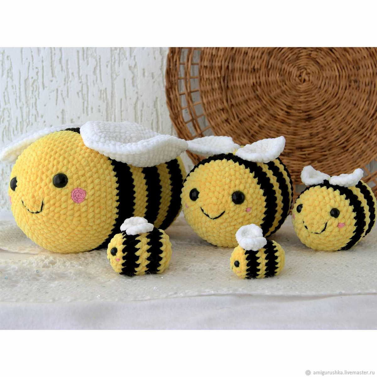 Knitted bee plush pattern