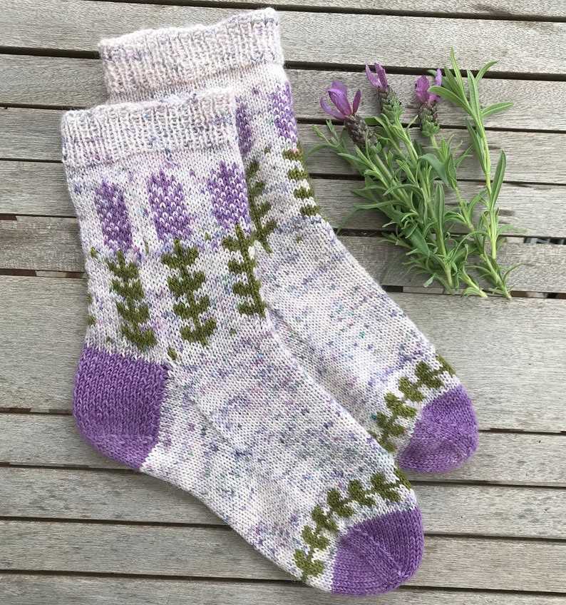 Ladies thumb socks knitting pattern