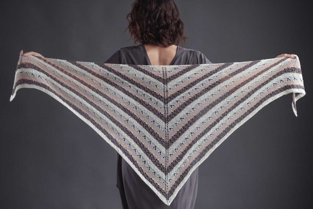 Knit shawl with pockets pattern